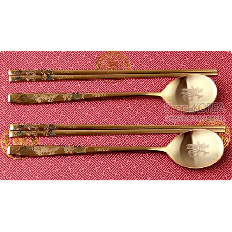 골드 톤 티타늄 소재 수저와 젓가락 2P 세트, 손잡이에 용 문양 레이저 각인 장식.