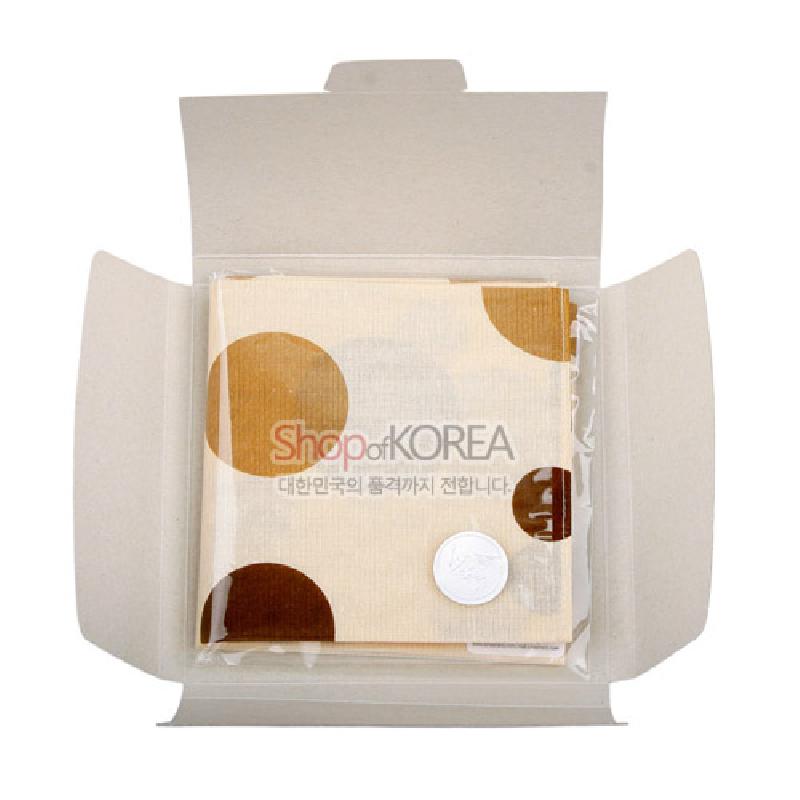 한지 재질의 손수건에 갈색·베이지색 물방울무늬가 반복된 디자인, 투명 비닐 포장과 종이 케이스 구성.