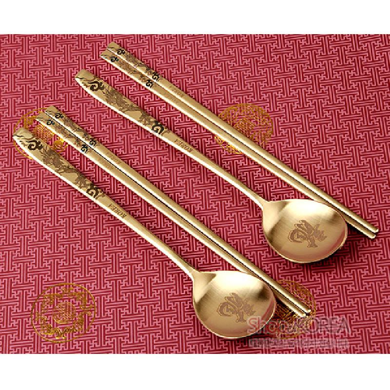 티타늄 소재의 황금빛 수저와 젓가락 2인 세트, 손잡이에 용 문양과 한글 각인이 새겨진 금속 공예 식기.