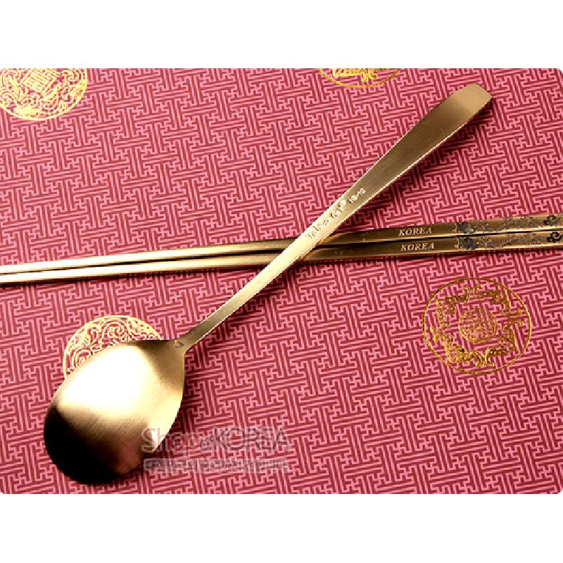 골드 톤 티타늄 재질 수저와 젓가락, 손잡이에 용 문양과 영문 각인이 새겨진 2p 세트.