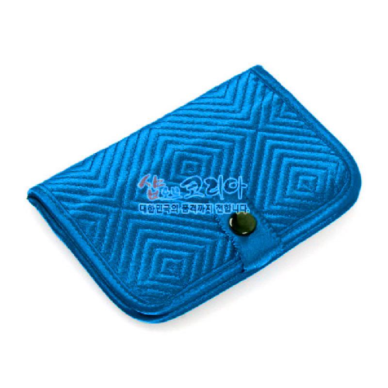 청색 실크 소재에 겹겹이 사선 누비 기법으로 사각 기하문을 더한 스냅단추 여밈 카드지갑.