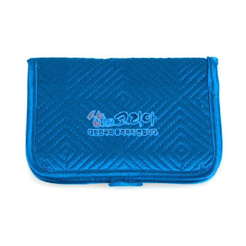 청색 누비 비단 소재에 기하학적 사선 격자 문양이 들어간 전통 스타일 카드지갑.