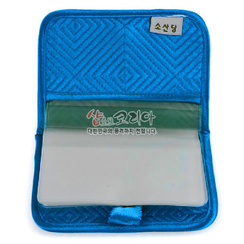 청색 비단 재질에 누비 기법으로 사선 격자 문양을 넣은 내부 카드 수납형 지갑.