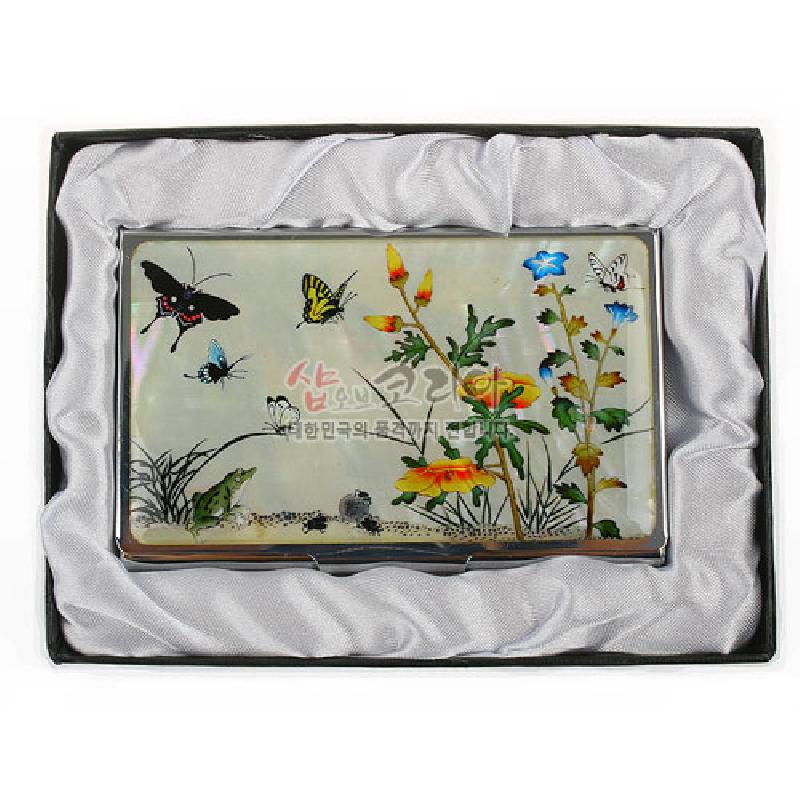 자개 상감 기법으로 표현된 초충도 꽃과 곤충 문양, 은은한 아이보리 배경과 금속 테두리가 조화를 이룬 명함집.