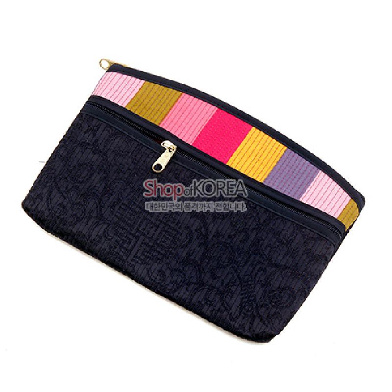 누빔 기법의 감색 원단에 오방색 계열 색동 천을 덧댄 지퍼 장식 티슈지갑.