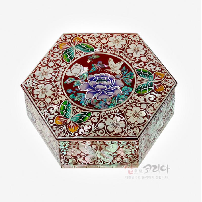 붉은 옻칠 바탕에 자개 상감으로 목단꽃과 나비, 연화문을 정교하게 표현한 육각 다용도함.
