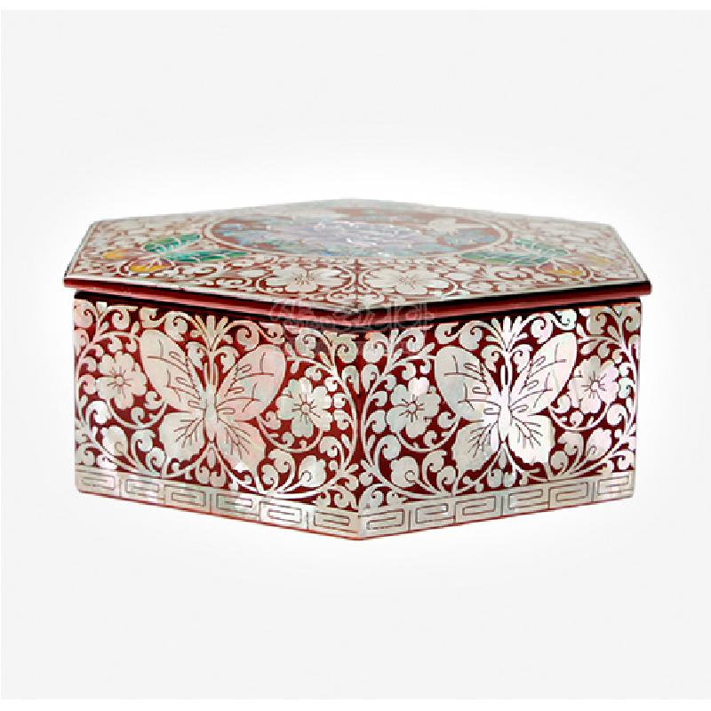 붉은 옻칠 바탕에 자개 상감으로 목단과 나비 문양을 넣은 육각 다용도함, 가장자리 전통 기하문 장식.