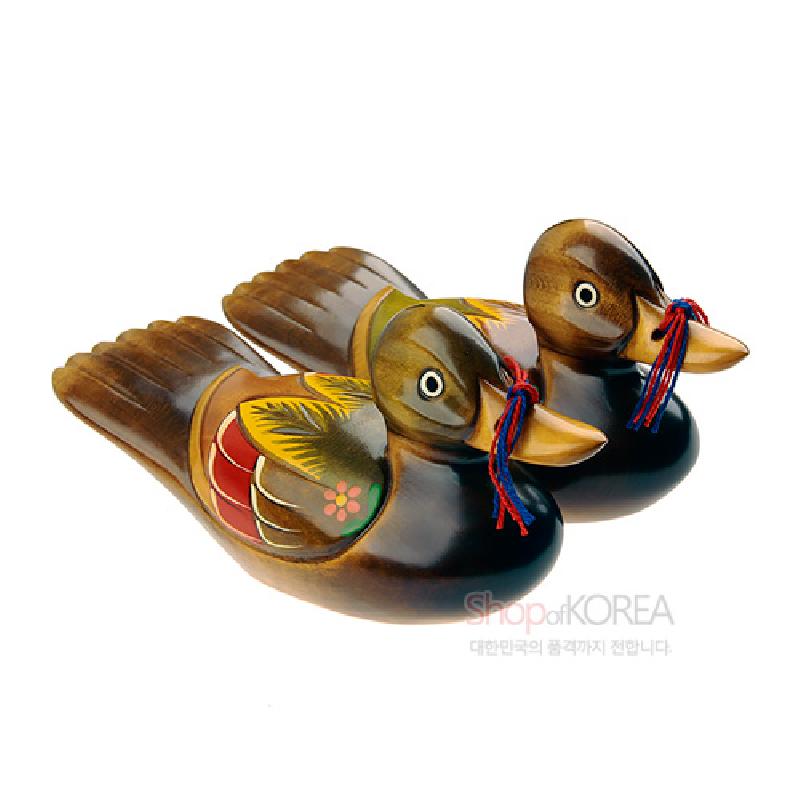 나무 재질에 채색 기법으로 표현된 원앙 한 쌍과 꽃 문양, 붉은·파란 실 매듭 장식의 목각 장식품. 나무 재질에 채색 기법으로 표현된 원앙 한 쌍과 꽃 문양, 붉은·파란 실 매듭 장식의 목각 장식품.