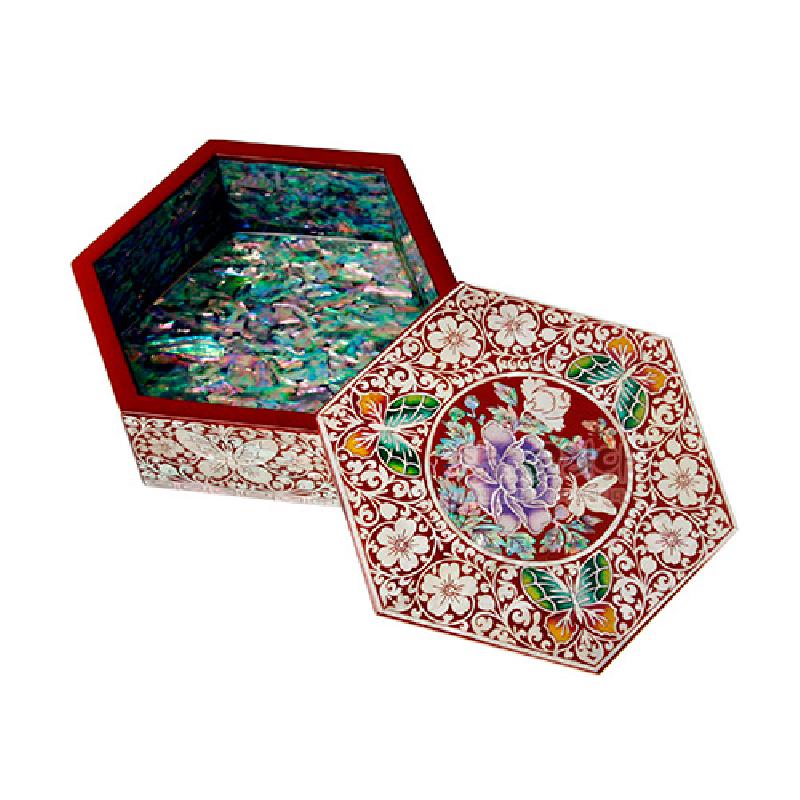 적색 옻칠 바탕에 자개 상감 기법으로 목단과 나비, 화문을 정교하게 장식한 육각 다용도함.