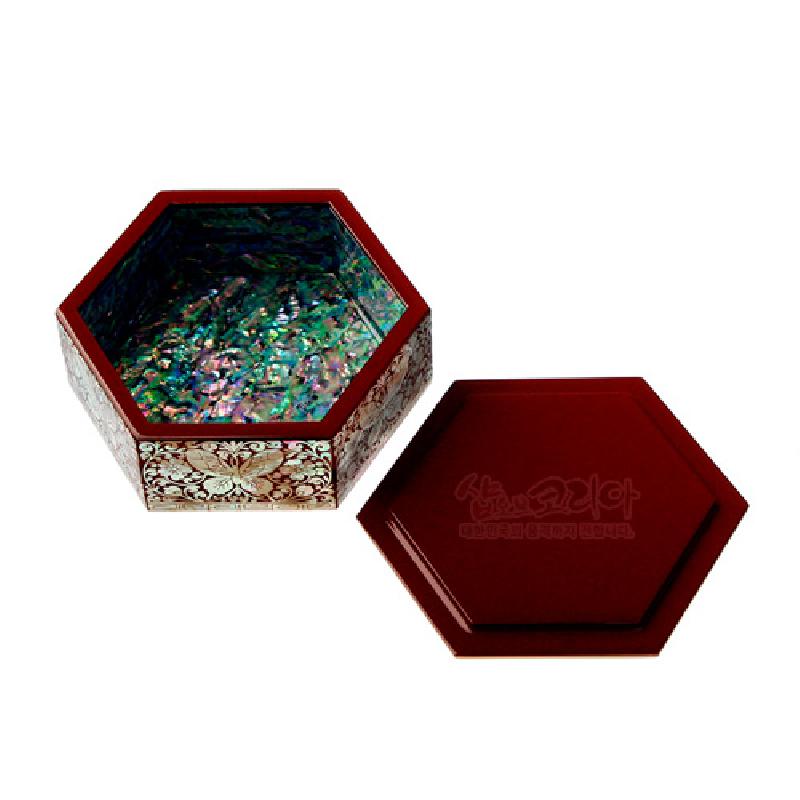 붉은 옻칠 육각 형태에 외부는 자개 상감 목단·나비 문양, 내부는 오색 자개로 장식된 다용도함.