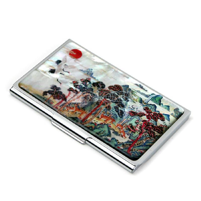 자개 상감 기법으로 표현한 산수와 해, 학, 소나무 등 십장생 민화 문양이 돋보이는 금속 명함집. 자개 상감 기법으로 표현한 산수와 해, 학, 소나무 등 십장생 민화 문양이 돋보이는 금속 명함집.