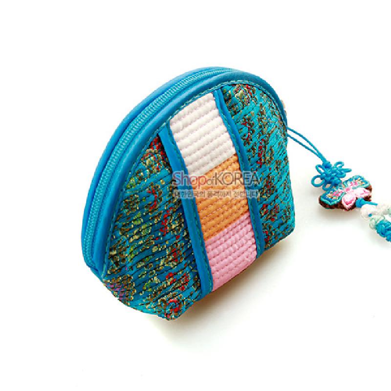 청색 바탕에 전통 문양 직조와 누비 기법이 더해진 색동띠, 나비 매듭 장식이 있는 동전지갑.
