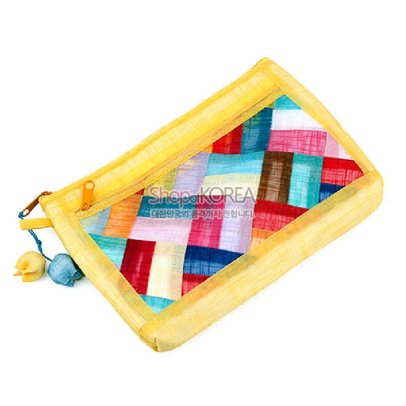 노란색 모시 테두리에 다채로운 색상의 조각보 패치워크가 들어간 지퍼 파우치형 주머니. 노란색 모시 테두리에 다채로운 색상의 조각보 패치워크가 들어간 지퍼 파우치형 주머니.