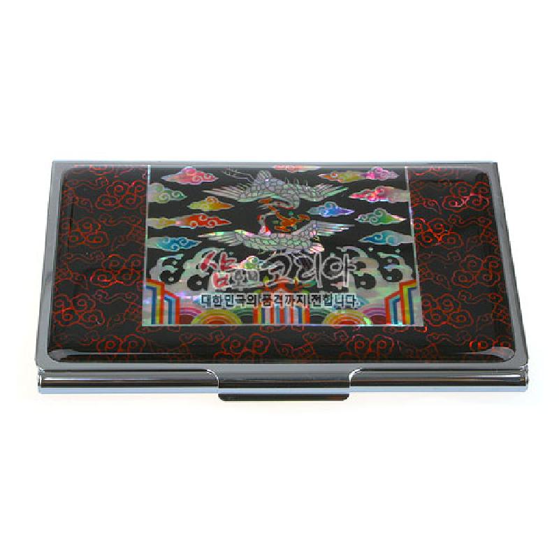 자개 상감 기법으로 흉배 문양과 오색 구름무늬를 장식한 금속 테두리 명함집. 자개 상감 기법으로 흉배 문양과 오색 구름무늬를 장식한 금속 테두리 명함집.