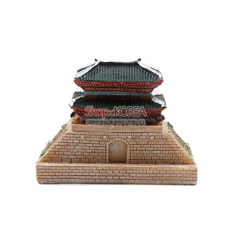 석고 재질로 구현한 남대문 형태의 조형물, 녹색 기와와 붉은 단청 색감, 섬세한 벽돌 문양 표현 작품. 석고 재질로 구현한 남대문 형태의 조형물, 녹색 기와와 붉은 단청 색감, 섬세한 벽돌 문양 표현 작품.