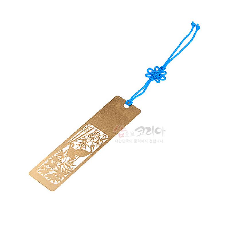 금장 금속 재질에 대나무와 학 문양을 정교하게 투각한 직사각형 책갈피, 청색 전통 매듭끈 장식.