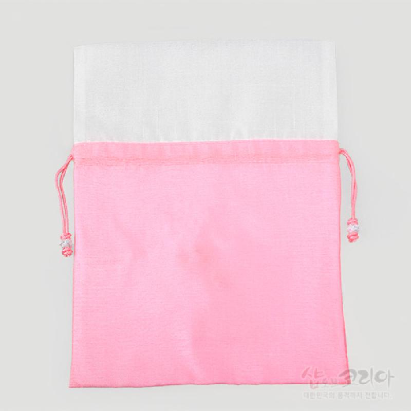 연분홍색과 흰색 배색의 비단 재질, 옆면 끈 매듭 장식이 있는 전통 주머니형 복주머니.