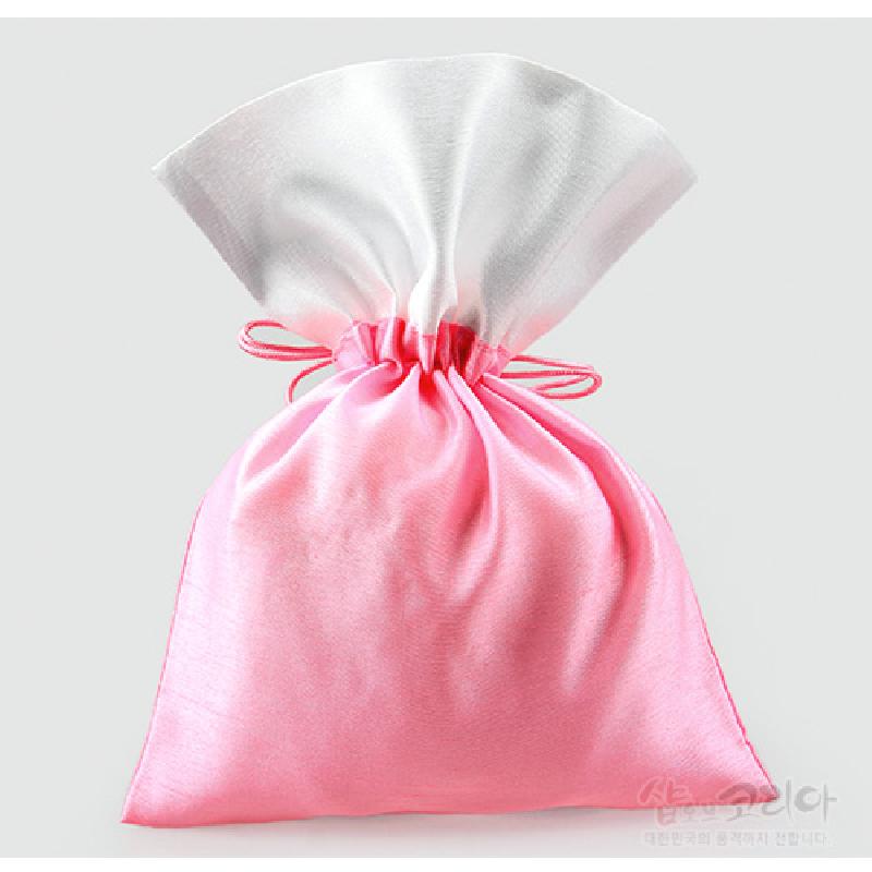 연분홍색과 흰색의 이중 배색이 특징인 비단 재질 매듭주머니, 얇은 끈으로 조이는 전통 매듭 구조의 복주머니형 주머니.
