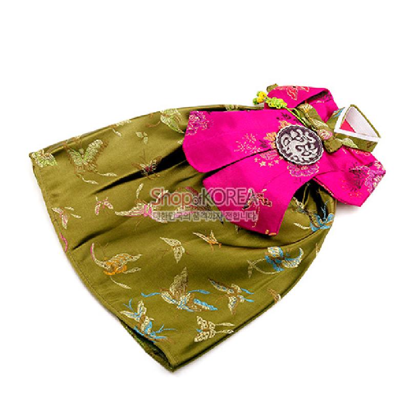 진녹색 비단에 새 문양을 넣고 진분홍 당의와 매듭, 금속 장식을 더한 한복 형태 와인 커버. 진녹색 비단에 새 문양을 넣고 진분홍 당의와 매듭, 금속 장식을 더한 한복 형태 와인 커버.