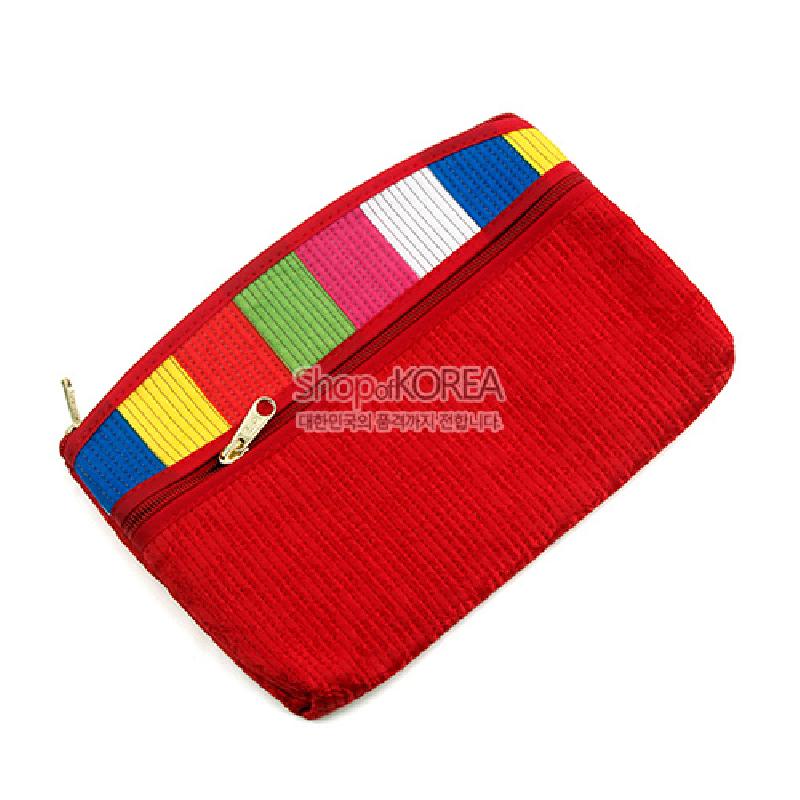 붉은색 누비 천에 노랑·파랑·분홍·초록·흰색 색동 배색이 들어간 지퍼 장식 티슈 지갑.