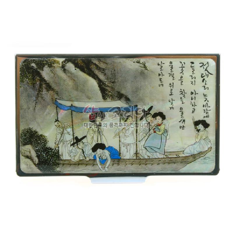 금속 재질 위에 전통 회화 기법으로 주유청강 인물과 산수, 한글 시구를 채색한 직사각형 명함집. 금속 재질 위에 전통 회화 기법으로 주유청강 인물과 산수, 한글 시구를 채색한 직사각형 명함집.