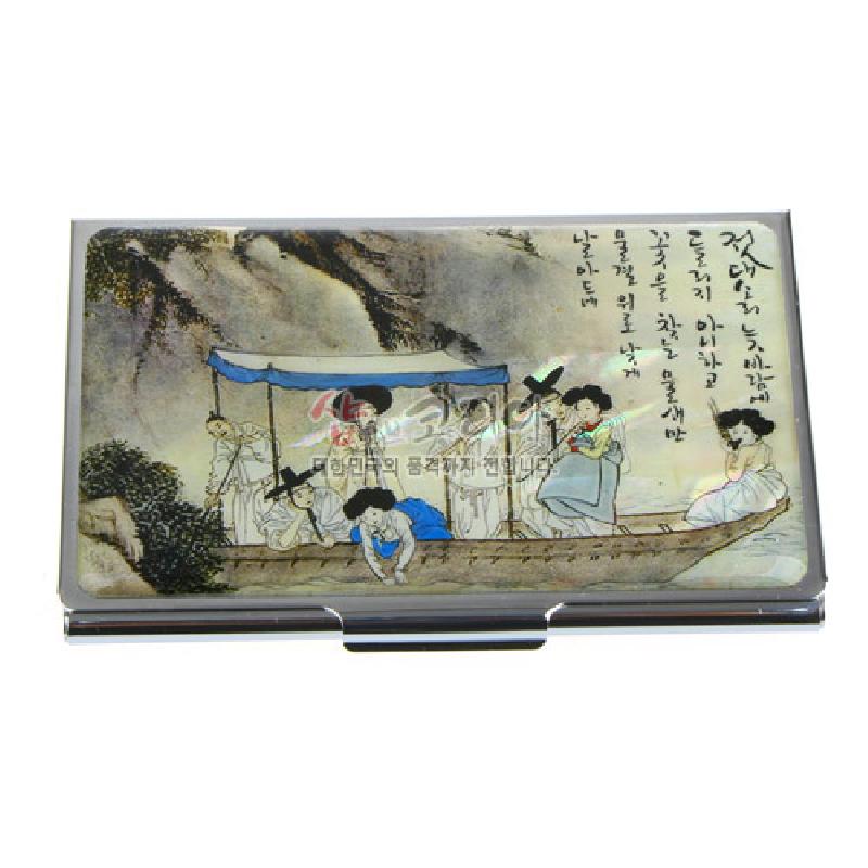 금속 케이스 위에 전통 선유도 인물화와 한글 서예가 채색 인쇄된 명함집. 금속 케이스 위에 전통 선유도 인물화와 한글 서예가 채색 인쇄된 명함집.