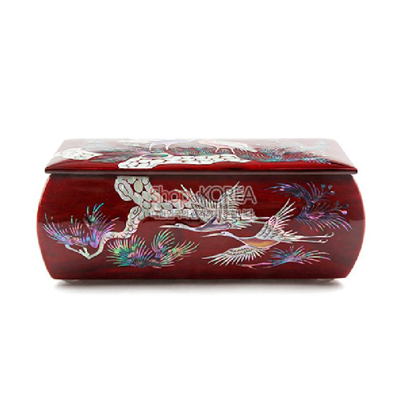 붉은 옻칠 바탕 위에 자개 상감으로 송학과 소나무, 파초 문양을 넣은 반지꽂이 상자.