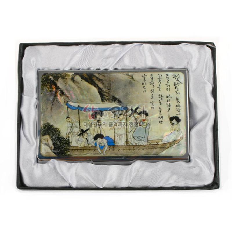 금속 재질 위에 채색과 자개로 표현한 주유청강 풍속화와 한글 서예 문양이 어우러진 명함집. 금속 재질 위에 채색과 자개로 표현한 주유청강 풍속화와 한글 서예 문양이 어우러진 명함집.