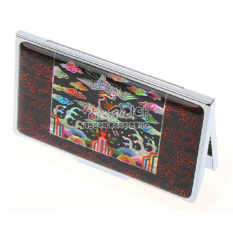 금속 테두리에 흑칠 바탕, 자개 상감으로 흉배 학과 오색 구름·산수 문양을 표현한 직사각형 명함집. 금속 테두리에 흑칠 바탕, 자개 상감으로 흉배 학과 오색 구름·산수 문양을 표현한 직사각형 명함집.