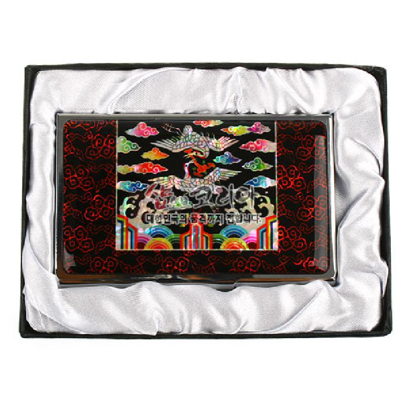 자개 상감 기법으로 흑색 바탕에 오방색 봉황 흉배와 구름 문양을 장식한 금속 명함집. 자개 상감 기법으로 흑색 바탕에 오방색 봉황 흉배와 구름 문양을 장식한 금속 명함집.