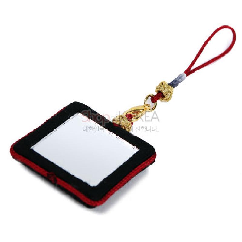 검은색과 붉은색 천을 조각보 기법으로 둘러싼 사각 거울 장식, 금색 매듭과 끈 연결의 열쇠고리. 검은색과 붉은색 천을 조각보 기법으로 둘러싼 사각 거울 장식, 금색 매듭과 끈 연결의 열쇠고리.