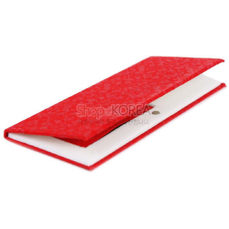 붉은색 전통 문양 원단으로 제작된 직사각형 접이식 책갈피형 커버 디자인의 공예품.