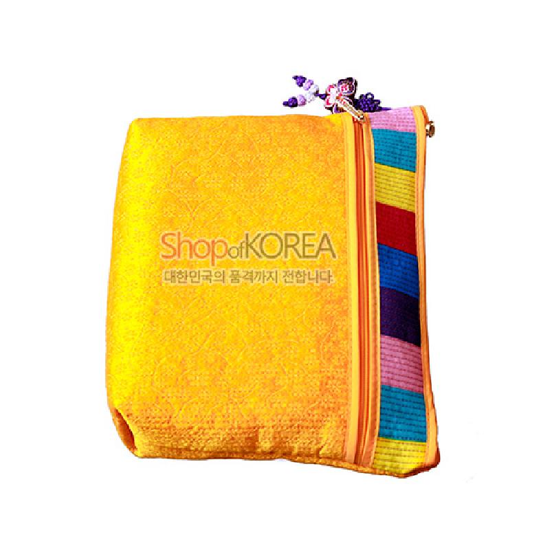 누비 기법으로 제작된 황색 바탕에 색동 비단 배색과 자수 문양, 매듭 장식 지퍼가 있는 파우치 지갑.
