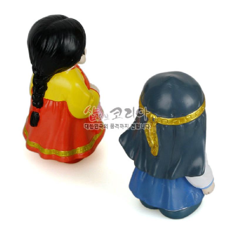선명한 적·황·청색과 금색 장식이 강조된 플라스틱 재질의 춘향과 몽룡 전통 의상 민속 인형 세트. 선명한 적·황·청색과 금색 장식이 강조된 플라스틱 재질의 춘향과 몽룡 전통 의상 민속 인형 세트.