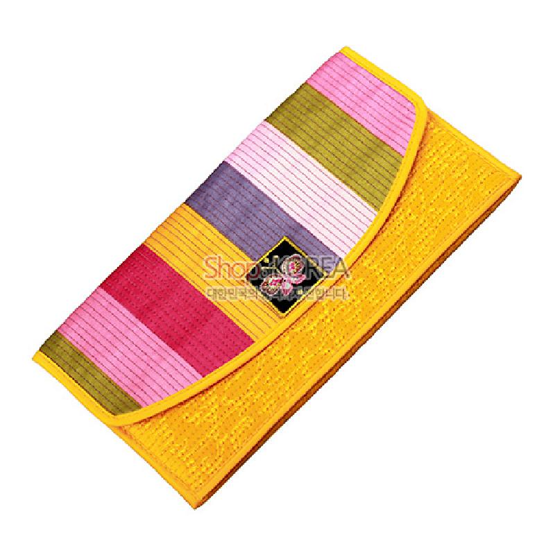 노랑 바탕 위에 분홍·보라·초록 색동 누비 기법이 더해지고 중앙에 자수 꽃 문양 장식이 있는 장지갑. 노랑 바탕 위에 분홍·보라·초록 색동 누비 기법이 더해지고 중앙에 자수 꽃 문양 장식이 있는 장지갑.