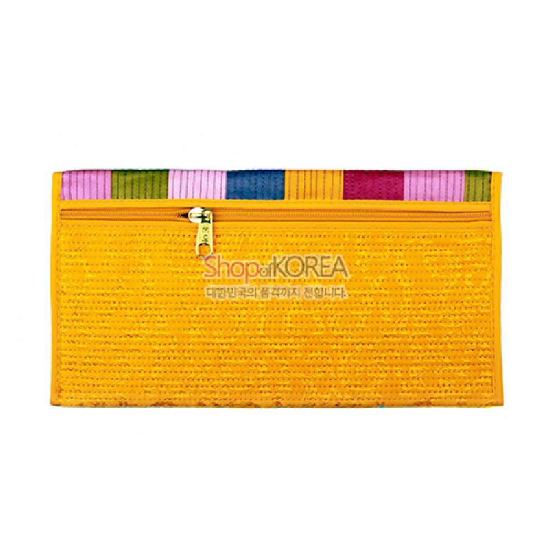 노란색 누비 천 소재에 금속 지퍼 장식, 윗부분 색동 줄무늬 패턴이 들어간 장지갑. 노란색 누비 천 소재에 금속 지퍼 장식, 윗부분 색동 줄무늬 패턴이 들어간 장지갑.