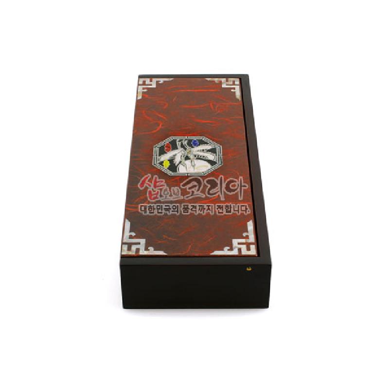 적색 한지 표면과 흑색 팔각 학 문양 장식, 모서리 백색 전통 기하학 무늬가 특징인 필함. 적색 한지 표면과 흑색 팔각 학 문양 장식, 모서리 백색 전통 기하학 무늬가 특징인 필함.