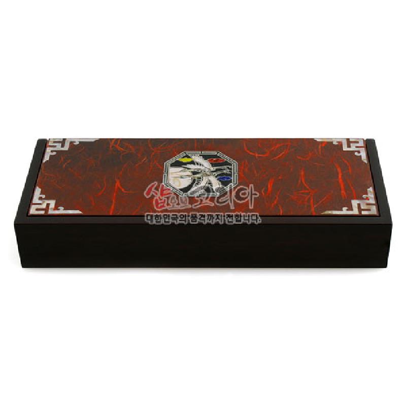 적색 한지 배경 위 자개 학팔각 문양과 모서리 기하학 장식이 있는 사각 자동필함. 적색 한지 배경 위 자개 학팔각 문양과 모서리 기하학 장식이 있는 사각 자동필함.