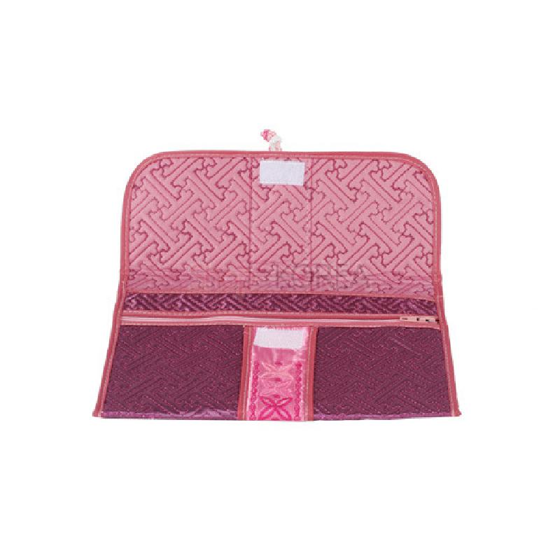 자주색과 분홍색 누비 천으로 만든 지갑으로, 전통 기하학 자수와 띠 장식이 조화된 디자인