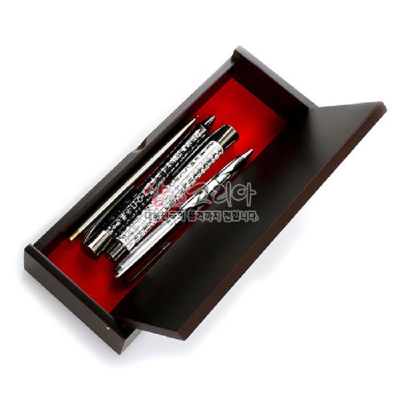 짙은 갈색 나무 재질 외관과 선명한 붉은색 한지 안감이 대비되는 슬라이드형 자동필함. 짙은 갈색 나무 재질 외관과 선명한 붉은색 한지 안감이 대비되는 슬라이드형 자동필함.