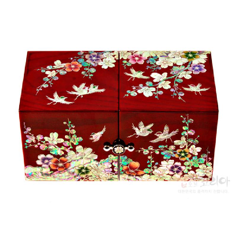 붉은 옻칠 바탕 위 자개 상감으로 매화와 새, 꽃문양을 섬세하게 장식한 전통 나전주합 쌍합.