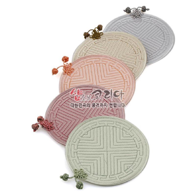 파스텔 톤 천 소재에 전통 누비 기법으로 기하학 문양을 넣고 매듭 장식을 더한 원형 컵받침 5종.