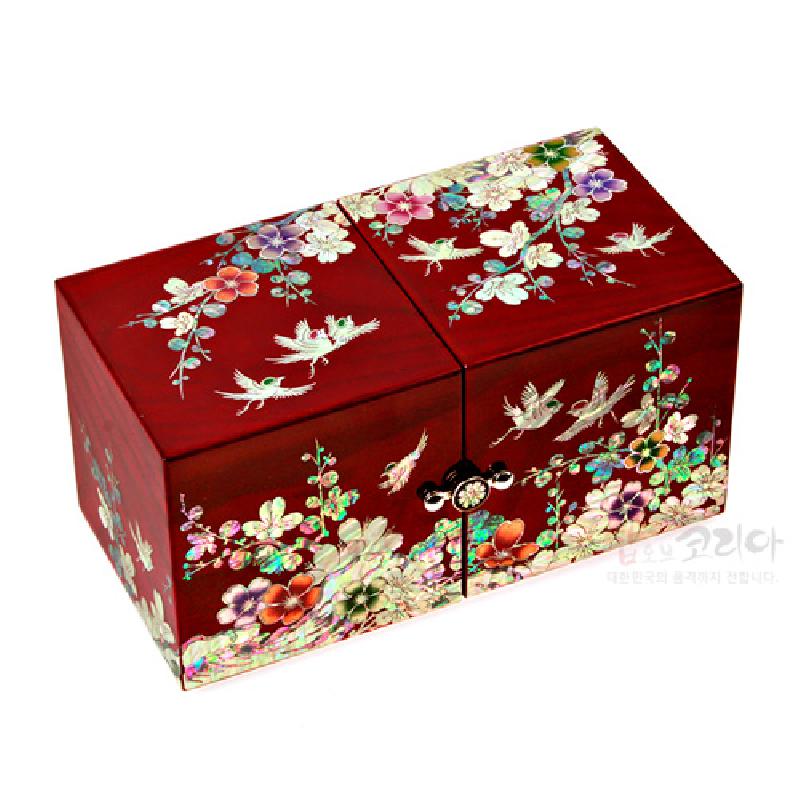 붉은 옻칠 바탕에 자개 상감으로 꽃과 매화, 새 문양을 섬세하게 장식한 쌍합 형태 목공예 보석함.