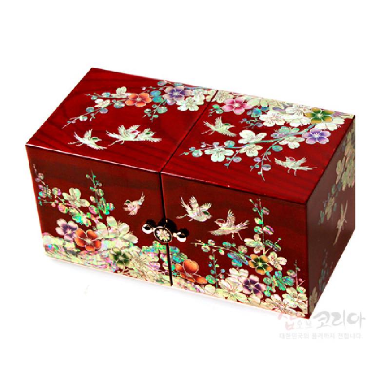 붉은 옻칠 바탕에 자개 상감 기법으로 매화와 새, 꽃 문양을 섬세하게 장식한 쌍합 형태 나전 보석함.