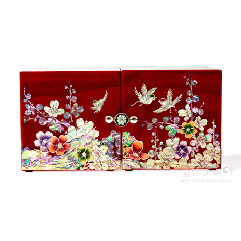 붉은 옻칠 바탕에 자개 상감 기법으로 매화·매조·화조 문양을 섬세하게 표현한 쌍합 목제 보관함.