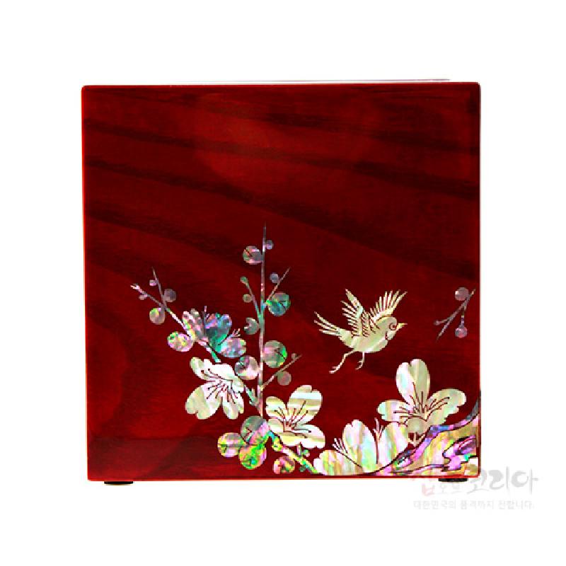붉은 옻칠 바탕에 자개 상감으로 매화와 새 문양을 표현한 정사각형 나전 목합.