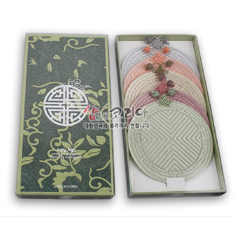 파스텔 톤 원형 누비 천 소재에 전통 기하학 문양과 색실매듭 장식이 더해진 컵받침 세트.