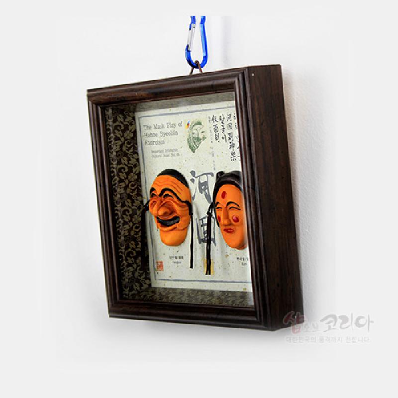나무 사각 액자 속에 오렌지색 하회탈 두 개를 입체 배치하고, 배경에 한글·한자 서예와 전통 문양 장식을 더한 벽걸이 장식. 나무 사각 액자 속에 오렌지색 하회탈 두 개를 입체 배치하고, 배경에 한글·한자 서예와 전통 문양 장식을 더한 벽걸이 장식.