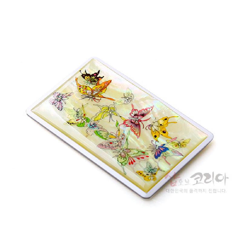 자개를 바탕으로 한 옅은 아이보리색 카드형 USB 메모리, 다채로운 색상의 나비 문양 장식. 자개를 바탕으로 한 옅은 아이보리색 카드형 USB 메모리, 다채로운 색상의 나비 문양 장식.