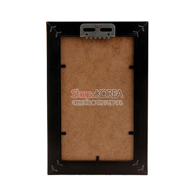 검은색 나무 느낌 액자 테두리에 금속 걸이와 모서리선 장식을 더한 직사각형 향 액자. 검은색 나무 느낌 액자 테두리에 금속 걸이와 모서리선 장식을 더한 직사각형 향 액자.